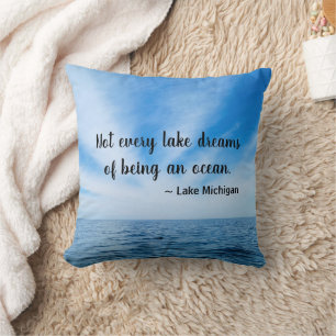 Coussin Beau lac Michigan bleu avec des nuages de cirrus