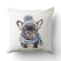 Bébé Bouledogue d'hiver en bonnet et écharpe bleus