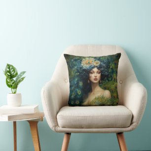 Coussin Belle femme entourée de plumes de paon
