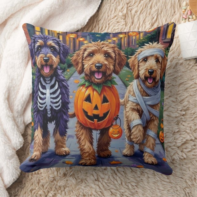 Coussin Bernedoodle Dogs Trick or Treating in Halloween Co (Couverture)
