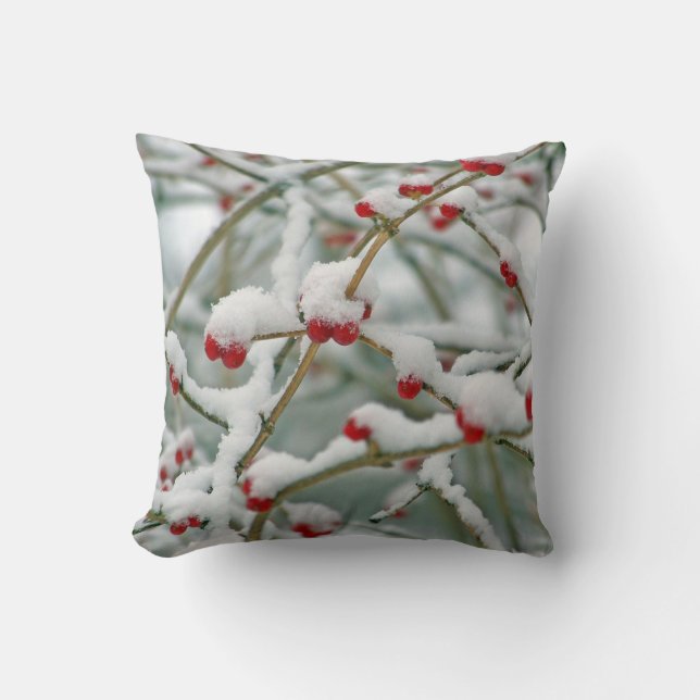 Coussin Berries rouges sur la scène hivernale de la neige (Recto)