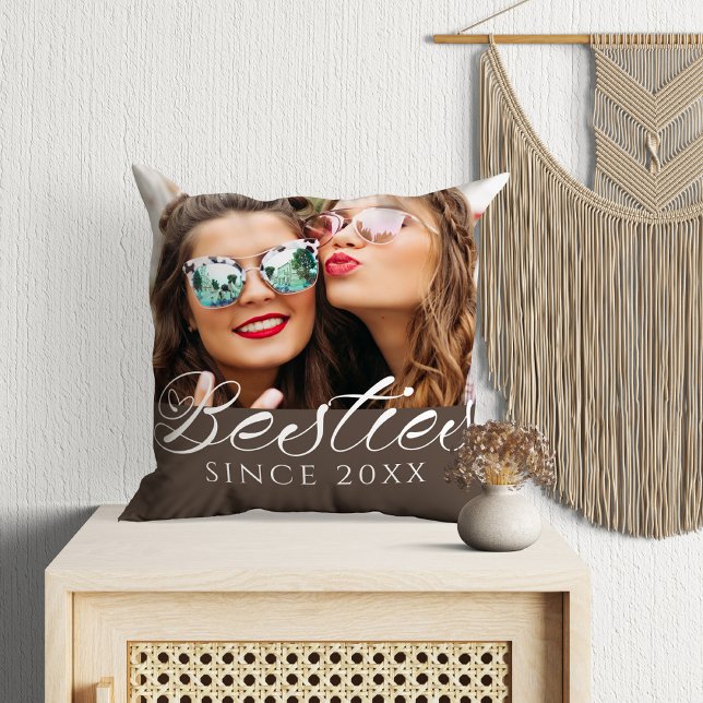 Coussin "Besties depuis" Photo personnalisée Chic ("Besties Since" Custom Photo Chic Throw Pillow in a boho room with macramé.)