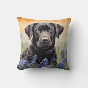 Coussin Black Labrador dans Bluebonnets