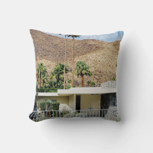 COUSSIN BLANC EN BOIS PRÈS DU PALMIER VERT EN JOURNÉE