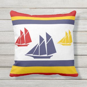 coussin blanc marine bleu, jaune et rouge