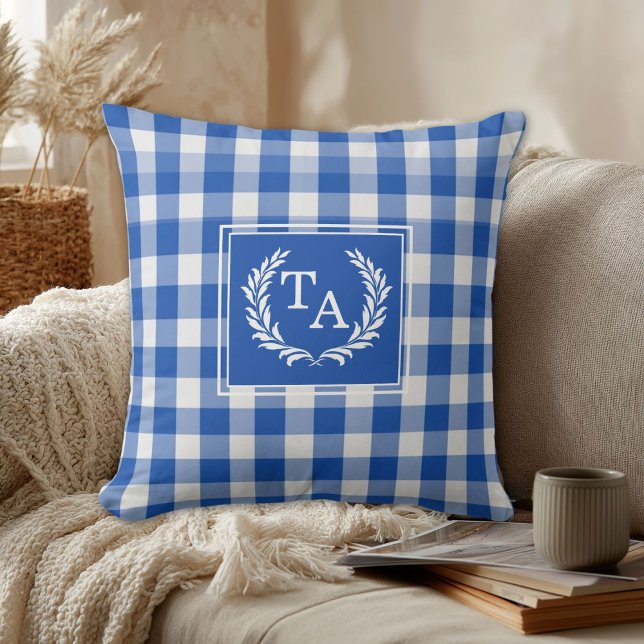 Coussin Blason de monogramme à carreaux bleus (Blue Gingham Monogram Crest Throw Pillow)