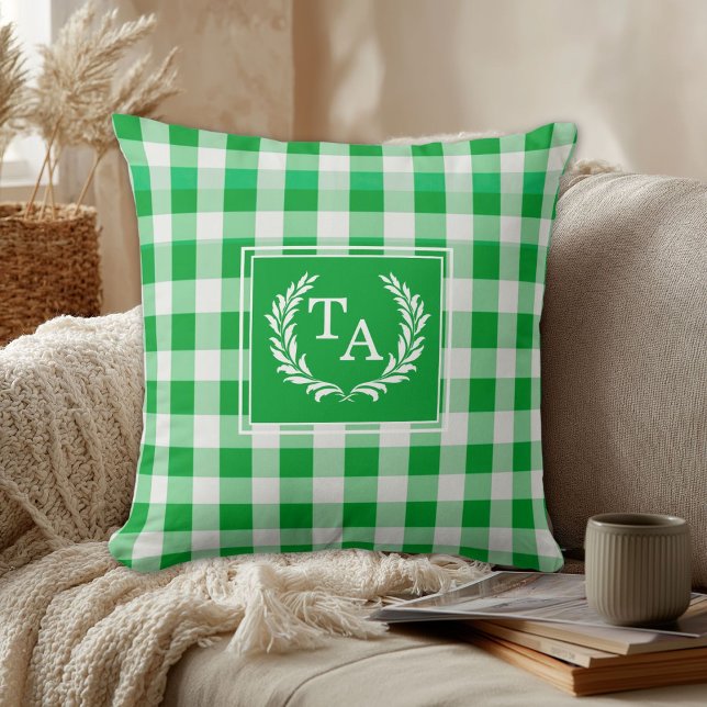 Coussin Blason de monogramme à carreaux verts (Green Gingham Monogram Crest Throw Pillow)
