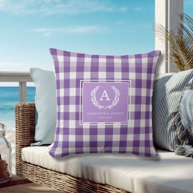 Coussin Blason monogrammé à vichy violet (Purple Gingham Monogram Crest Throw Pillow)