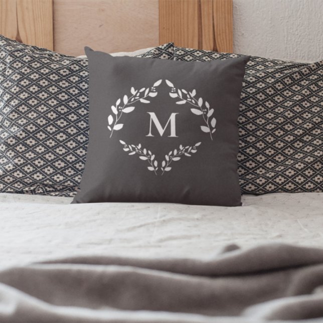Coussin Blason personnalisé feuilles de laurier monogramme (Master bedroom Monogram laurel leaves wreath accent pillow)
