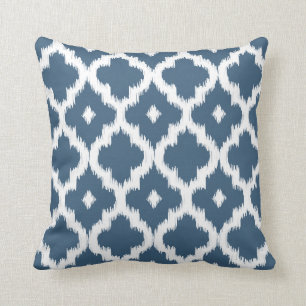 Coussin Bleu foncé de denim de motif d'Ikat Quatrefoil