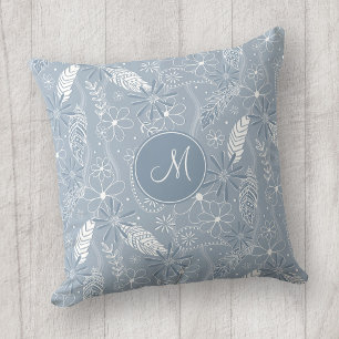 Coussin bleu poussiéreux plumes fleurs paislies monogramme
