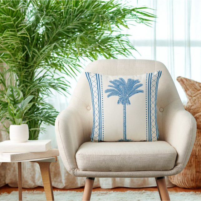 Coussin Bleu vintage & Crème Palm Tree Silhouette Côte (Blue vintage inspired cream palm tree pillow.)