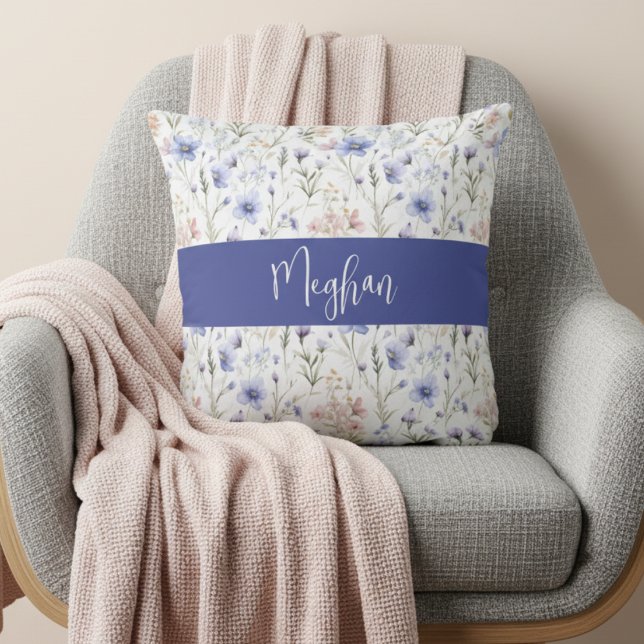 Coussin Blue Purple Watercolor Wildflower Name Monogram (Créateur téléchargé)