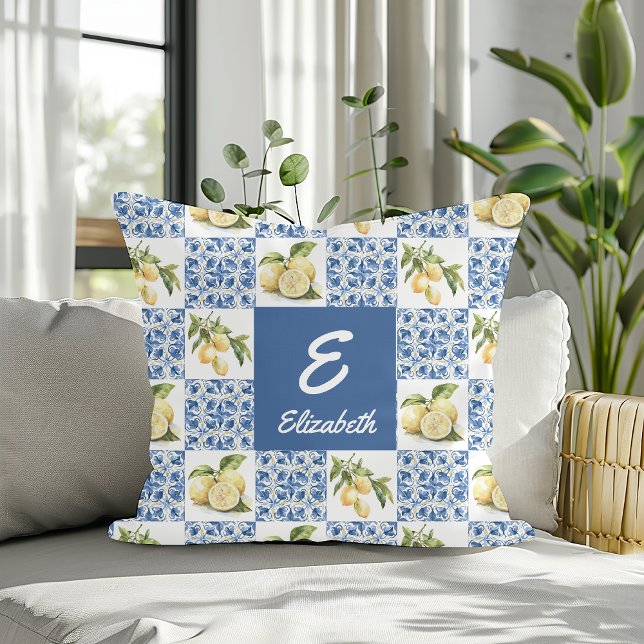 Coussin Blue Tile French Country Lemon Monogram Name (Créateur téléchargé)