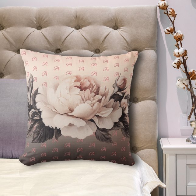 Coussin Boho Beige Floral Monogramme Jeu d'oreiller (Boho large rose pillow with letter monogram on a bed.)
