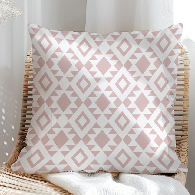 Coussin Boho Dusty Rose et White Navajo (Boho Dusty Rose and White Navajo Throw Pillow in a sunny rattan armchair.)