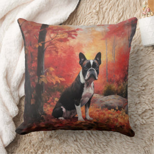 Coussin Boston Terrier dans les feuilles d'automne qui tom