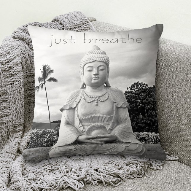 Coussin Bouddha d'Hawaii noir blanc photo Breathe Citation (Créateur téléchargé)