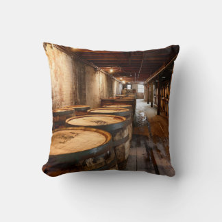 Coussin Bourbon Whiskey Rickhouse Throw Pillow 