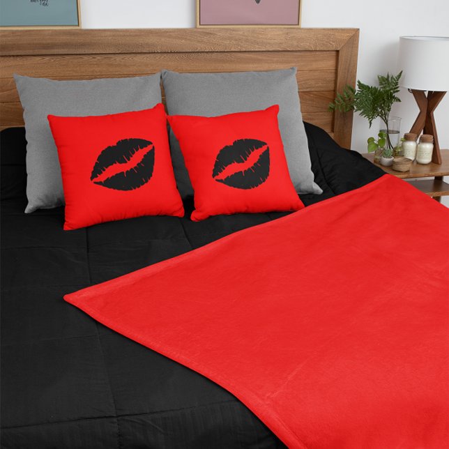 Coussin Bouton noir sur rouge (Black Lipstick on Red Throw Pillow)