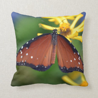 coussin brun photographique vibrant de papillon
