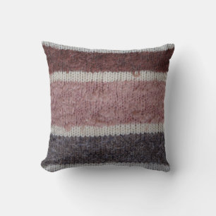 Coussin brun tricoté à la main et conception barrée par
