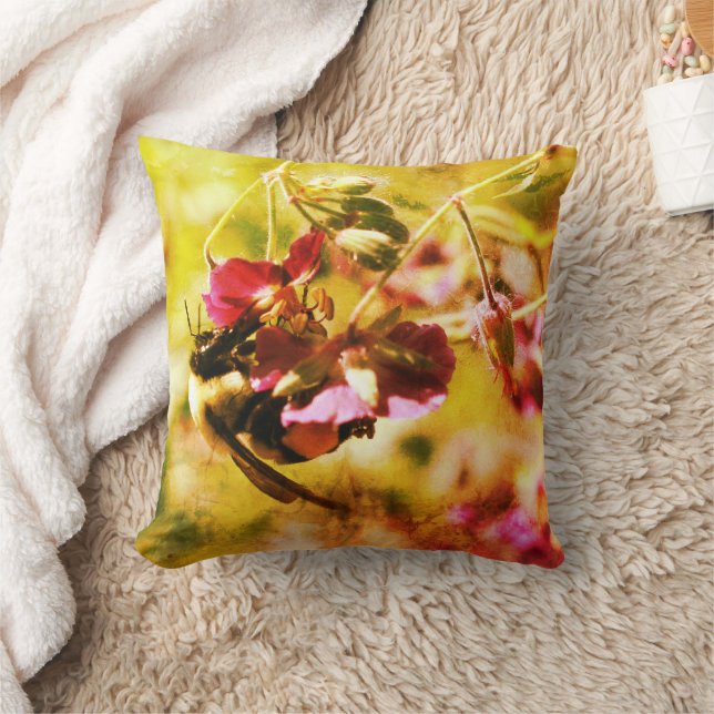 Coussin Bumble Bee On Rose Flower Abstrait Grunge (Couverture)