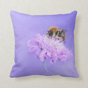 Coussin Bumble Bee perché sur une fleur rose