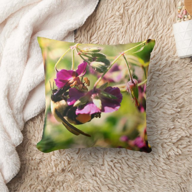 Coussin Bumble Beer Sur Fleur Rose (Couverture)