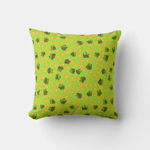 Coussin Bunnies Brown et carottes orange sur l'herbe de Pâ