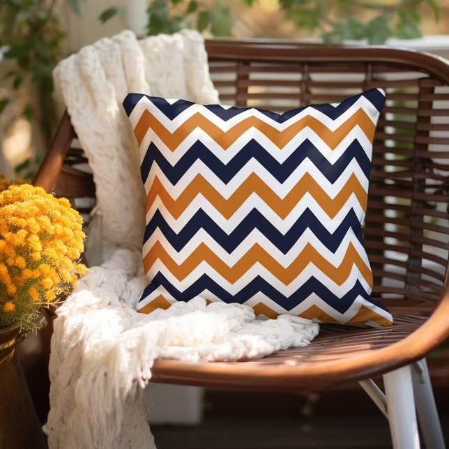 Coussin Burnt Orange et Navy Chevron (Créateur téléchargé)
