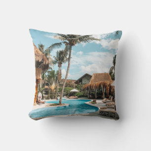 Coussin Cabanes de chaume et maisons au bord de la piscine