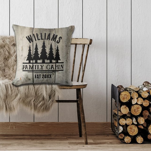 Coussin Cabine de famille personnalisée Forêt rustique Nom (Rustic Forest Personalized Family Cabin Name Est Throw Pillow)