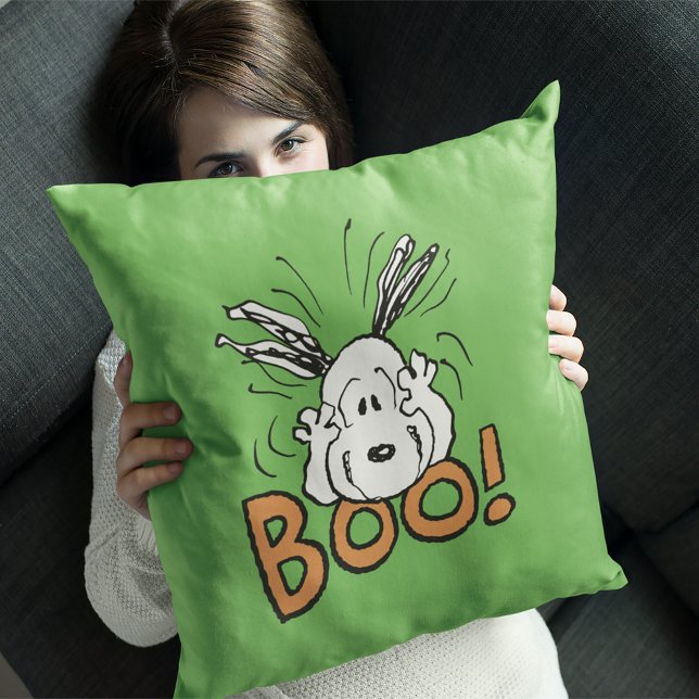 Coussin cacahuètes | Snoopy Boo (Person holding pillow)