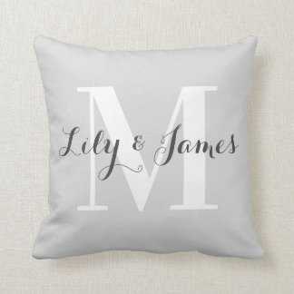Coussin Cadeau de mariage personnalisé avec monogramme bla
