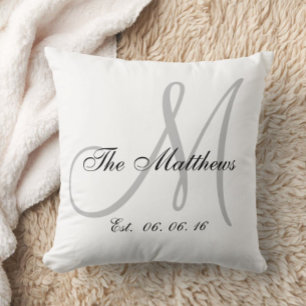 Coussin Cadeau de mariage personnalisé avec monogramme gri