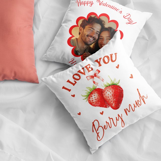 Coussin Cadeau romantique personnalisé avec fraises (Personalized Romantic gift with Strawberries Throw Pillow)