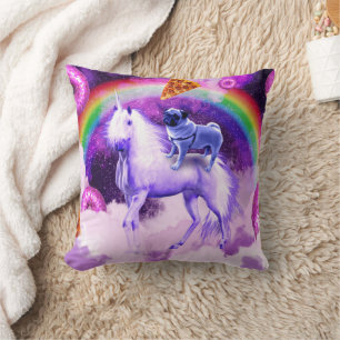 Coussin Carlin arc-en-ciel dans l'espace chevauchant une l