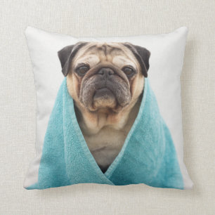 Coussin Carlin dans une serviette