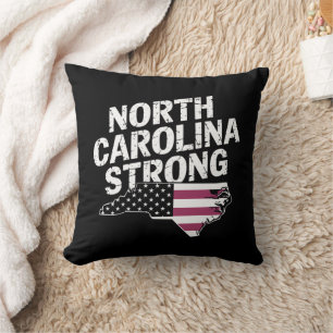 Coussin Caroline du Nord forte avec le drapeau de NC State