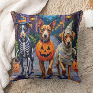 Coussin Caroline faisant un Trick-or-Treat dans un costume