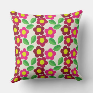Coussin carré avec design floral rouge et rose.