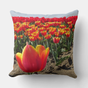 Coussin Carreau rouge jaune de champ de tulipes