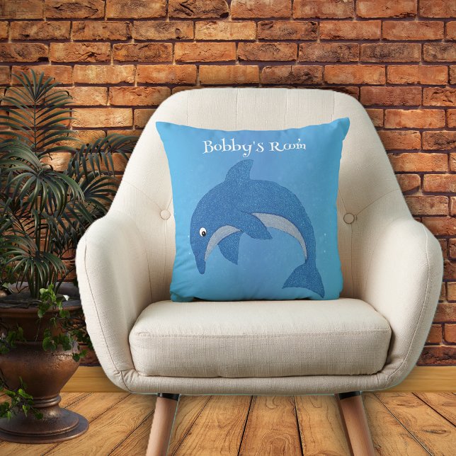 Coussin Cartoon brillant Bleu Blanc Saut Dolphin sur Bleu (Bright blue throw pillow with cute jumping dolphin in dark blue and white for kids bedroom.)