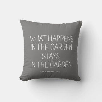 Coussin Ce qui se passe dans le jardin reste humoristique