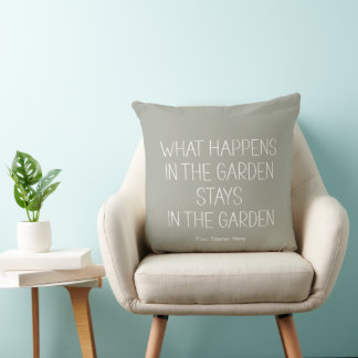 Coussin Ce qui se passe dans le jardin reste humoristique