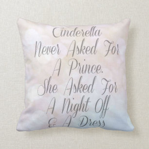 Coussin Cendrillon non jamais demandée un prince carreau