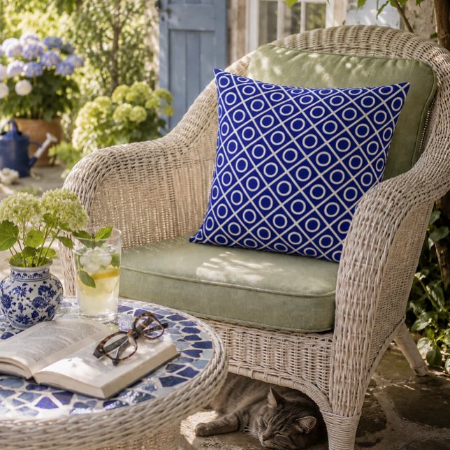 Coussin Cercles Navy et Blanc (Bold blue geometry brings timeless style to a peaceful garden retreat.)