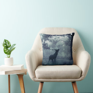 Coussin Cerf avec Antlers dans une forêt ombragée