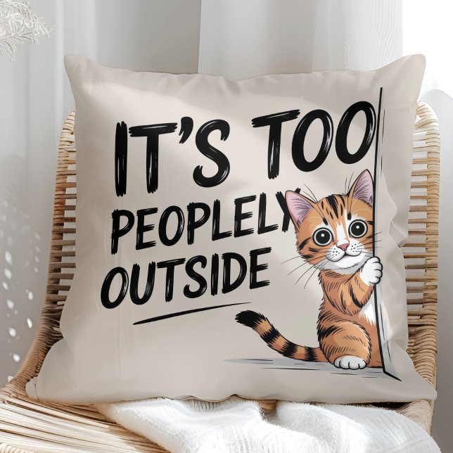 Coussin "C'est trop peuplé dehors" drôle de chat introvert ("It's Too Peopely Outside" Funny Introvert Cat Throw Pillow in a sunny boho rattan chair.)